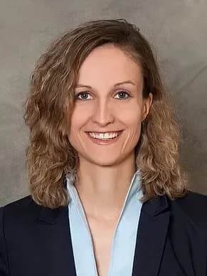 Nadine Schenk – Diplom-Wirtschaftswissenschaftlerin, Business-Coach (IHK), Mediatorin, Datenschutz-Auditorin, Gründerin von visioprofil, Dozentin der M&P Akademie